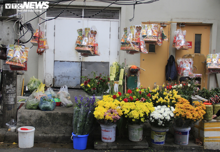 Người Hà Nội tất bật mua sắm đồ lễ cúng rằm cuối cùng của năm Canh Tý - 13