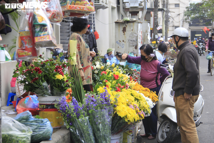 Người Hà Nội tất bật mua sắm đồ lễ cúng rằm cuối cùng của năm Canh Tý - 10