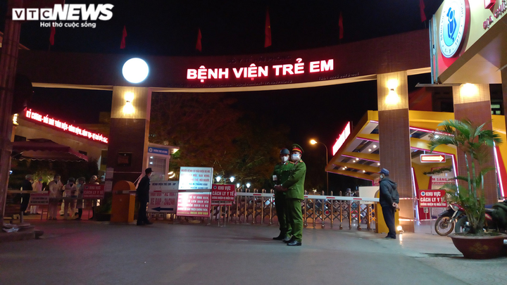 Ảnh: Phun thuốc khử khuẩn, kiểm soát chặt người ra vào BV Trẻ em Hải Phòng - 1