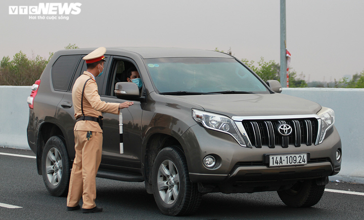 Ảnh: Nườm nượp xếp hàng chờ khai báo y tế ở Trạm thu phí cầu Bạch Đằng - 12