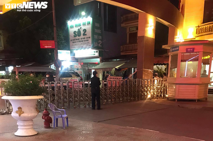 Ảnh: Phun thuốc khử khuẩn, kiểm soát chặt người ra vào BV Trẻ em Hải Phòng - 10