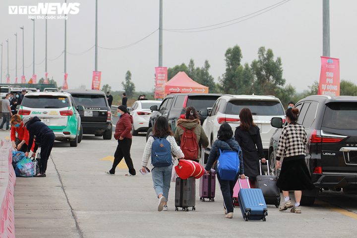 Ảnh: Nườm nượp xếp hàng chờ khai báo y tế ở Trạm thu phí cầu Bạch Đằng - 13