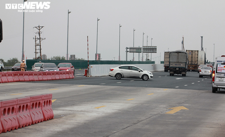 Ảnh: Nườm nượp xếp hàng chờ khai báo y tế ở Trạm thu phí cầu Bạch Đằng - 14