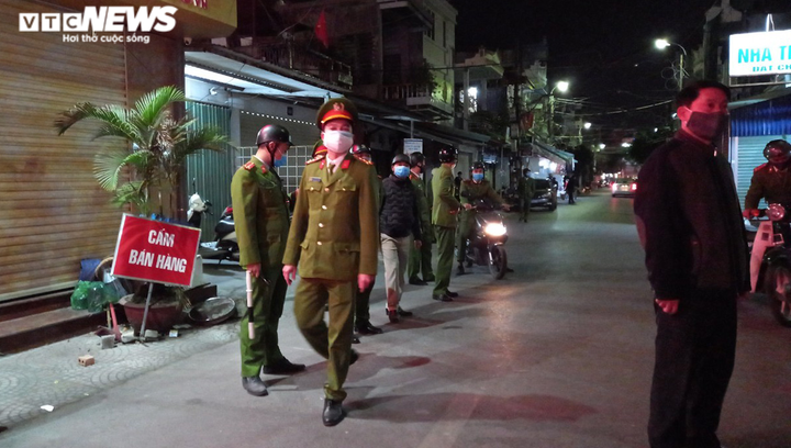 Ảnh: Phun thuốc khử khuẩn, kiểm soát chặt người ra vào BV Trẻ em Hải Phòng - 12