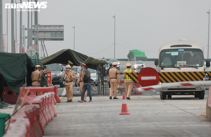 Ảnh: Nườm nượp xếp hàng chờ khai báo y tế ở Trạm thu phí cầu Bạch Đằng - 15