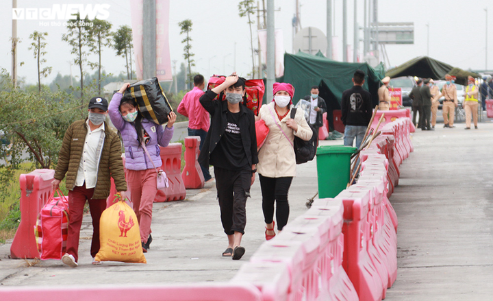 Ảnh: Nườm nượp xếp hàng chờ khai báo y tế ở Trạm thu phí cầu Bạch Đằng - 16