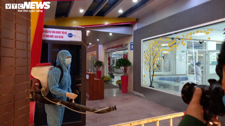 Ảnh: Phun thuốc khử khuẩn, kiểm soát chặt người ra vào BV Trẻ em Hải Phòng - 14