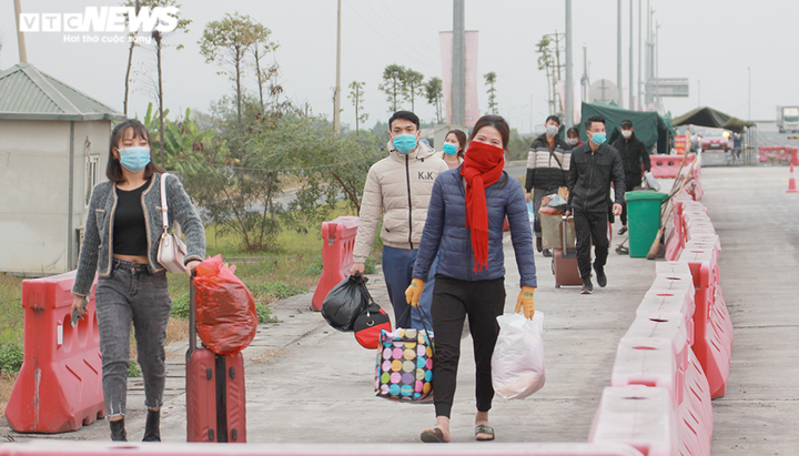 Ảnh: Nườm nượp xếp hàng chờ khai báo y tế ở Trạm thu phí cầu Bạch Đằng - 17