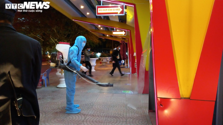 Ảnh: Phun thuốc khử khuẩn, kiểm soát chặt người ra vào BV Trẻ em Hải Phòng - 15