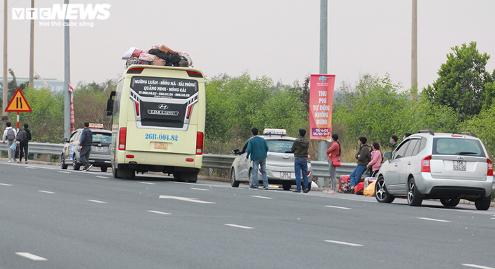 Ảnh: Nườm nượp xếp hàng chờ khai báo y tế ở Trạm thu phí cầu Bạch Đằng - 18