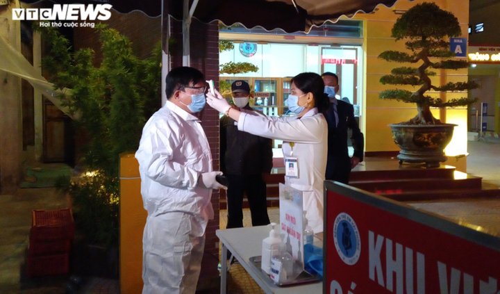 Ảnh: Phun thuốc khử khuẩn, kiểm soát chặt người ra vào BV Trẻ em Hải Phòng - 2