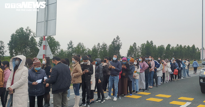 Ảnh: Nườm nượp xếp hàng chờ khai báo y tế ở Trạm thu phí cầu Bạch Đằng - 2