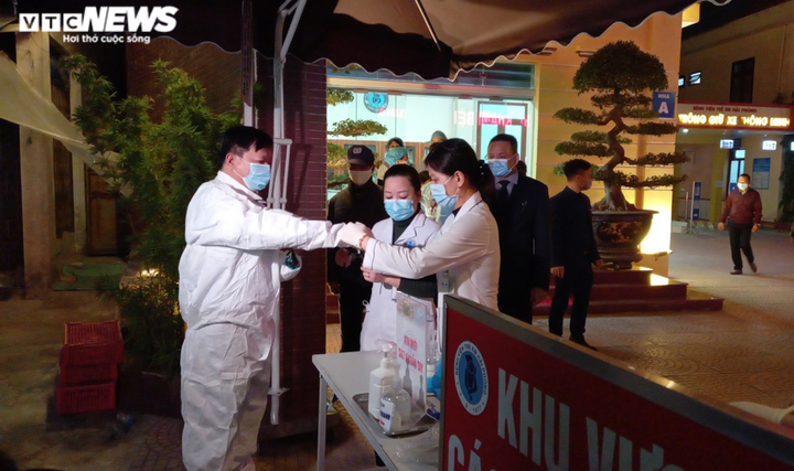 Ảnh: Phun thuốc khử khuẩn, kiểm soát chặt người ra vào BV Trẻ em Hải Phòng - 3
