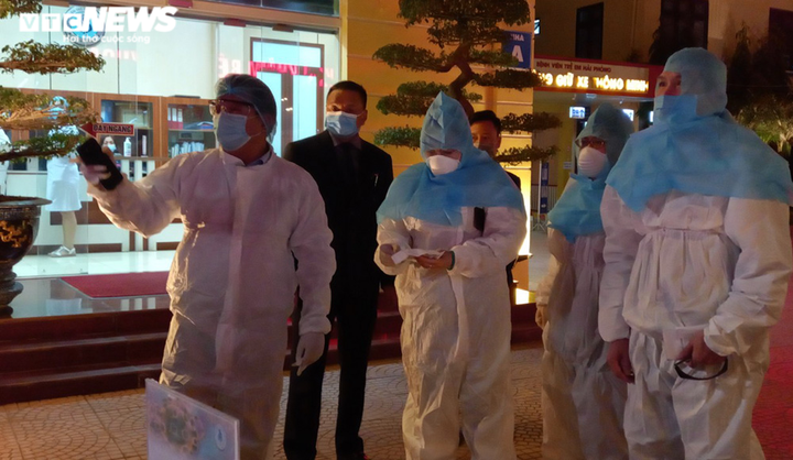 Ảnh: Phun thuốc khử khuẩn, kiểm soát chặt người ra vào BV Trẻ em Hải Phòng - 4