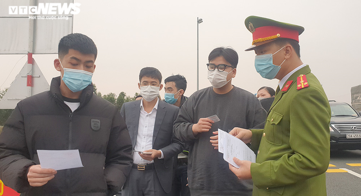 Ảnh: Nườm nượp xếp hàng chờ khai báo y tế ở Trạm thu phí cầu Bạch Đằng - 6