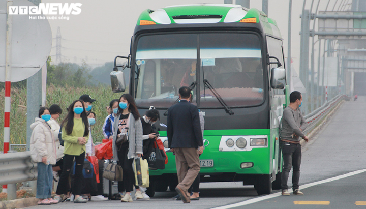 Ảnh: Nườm nượp xếp hàng chờ khai báo y tế ở Trạm thu phí cầu Bạch Đằng - 4