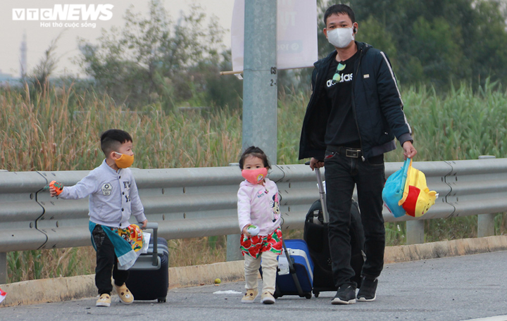 Ảnh: Nườm nượp xếp hàng chờ khai báo y tế ở Trạm thu phí cầu Bạch Đằng - 5