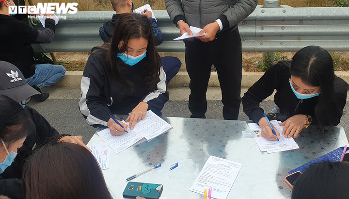 Ảnh: Nườm nượp xếp hàng chờ khai báo y tế ở Trạm thu phí cầu Bạch Đằng - 7