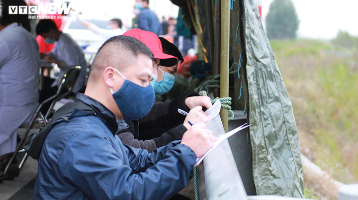 Ảnh: Nườm nượp xếp hàng chờ khai báo y tế ở Trạm thu phí cầu Bạch Đằng - 8