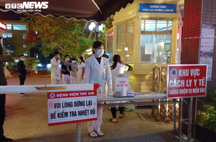 Ảnh: Phun thuốc khử khuẩn, kiểm soát chặt người ra vào BV Trẻ em Hải Phòng - 6