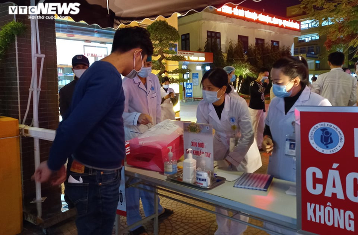 Ảnh: Phun thuốc khử khuẩn, kiểm soát chặt người ra vào BV Trẻ em Hải Phòng - 7