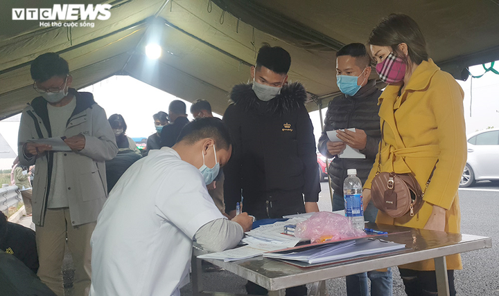 Ảnh: Nườm nượp xếp hàng chờ khai báo y tế ở Trạm thu phí cầu Bạch Đằng - 10