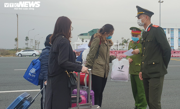 Ảnh: Nườm nượp xếp hàng chờ khai báo y tế ở Trạm thu phí cầu Bạch Đằng - 11