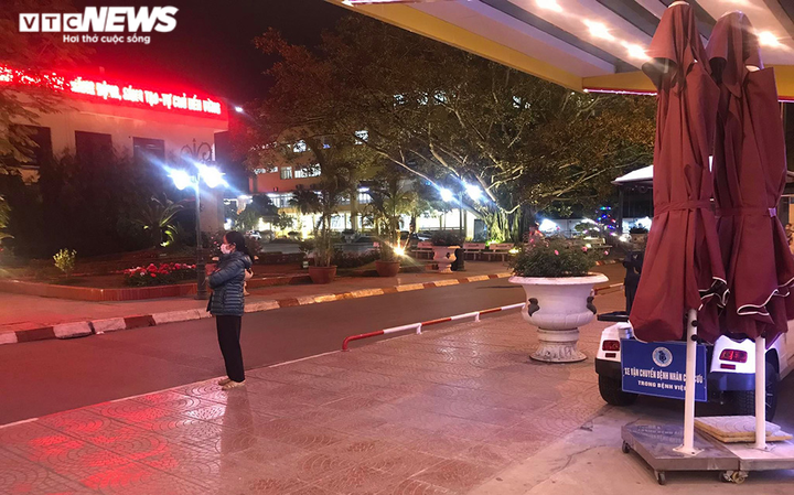 Ảnh: Phun thuốc khử khuẩn, kiểm soát chặt người ra vào BV Trẻ em Hải Phòng - 9