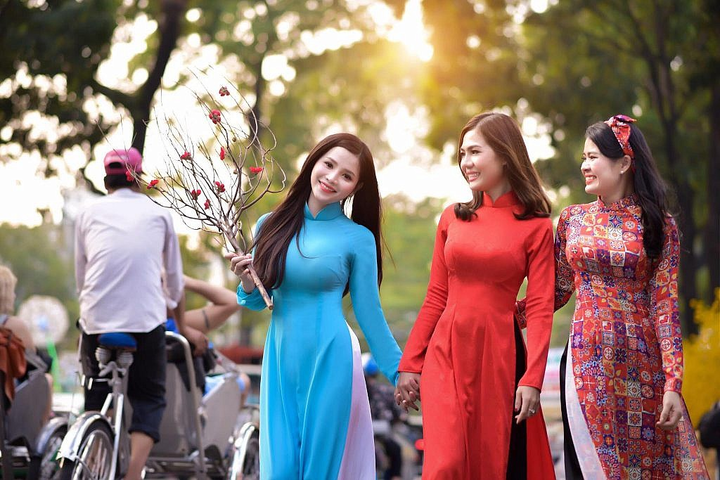 Những mẫu váy áo nào đang 'hot' trong dịp Tết Tân Sửu 2021? - 1