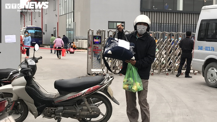 Phong tỏa Công ty POYUN do COVID-19, người nhà công nhân tấp nập tiếp tế - 6