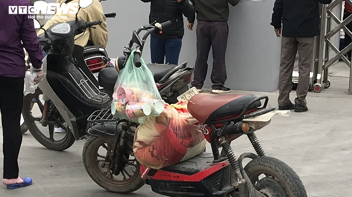 Phong tỏa Công ty POYUN do COVID-19, người nhà công nhân tấp nập tiếp tế - 5