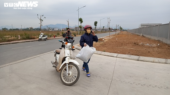 Phong tỏa Công ty POYUN do COVID-19, người nhà công nhân tấp nập tiếp tế - 9