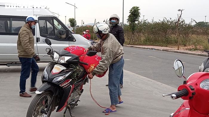Phong tỏa Công ty POYUN do COVID-19, người nhà công nhân tấp nập tiếp tế - 3