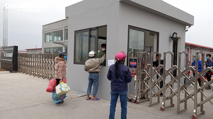 Phong tỏa Công ty POYUN do COVID-19, người nhà công nhân tấp nập tiếp tế - 7