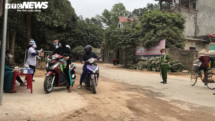 Ảnh: Bị phong tỏa chống COVID-19, cuộc sống ở xã Hưng Đạo thay đổi thế nào? - 2