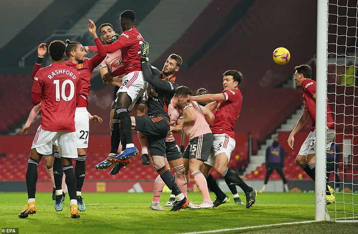 Man Utd thua sốc Sheffield, HLV Solskjaer trách trọng tài - 1