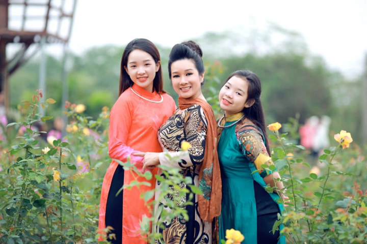 Thanh Thanh Hiền vẫn giữ nếp đến chúc Tết bố chồng cũ - 2