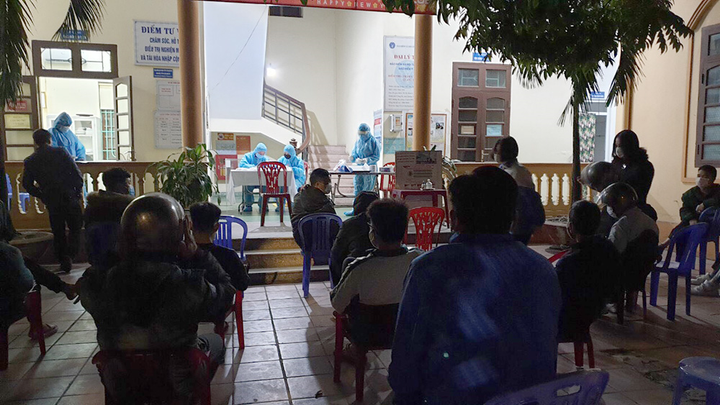 Ảnh: Quảng Ninh thông đêm lập chốt kiểm soát, xét nghiệm COVID-19 - 8