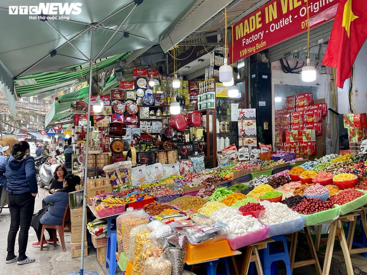 COVID-19 bùng phát ở Hà Nội: Hàng Tết bày đầy đường, khách vẫn thờ ơ - 3