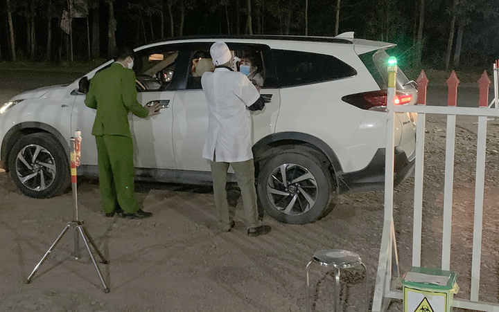 Ảnh: Quảng Ninh thông đêm lập chốt kiểm soát, xét nghiệm COVID-19 - 10