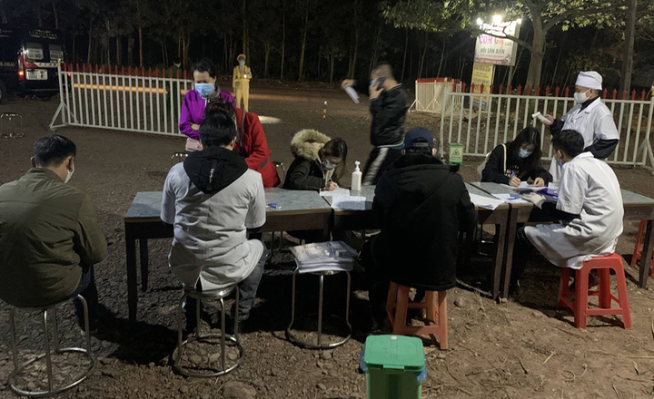 Ảnh: Quảng Ninh thông đêm lập chốt kiểm soát, xét nghiệm COVID-19 - 11
