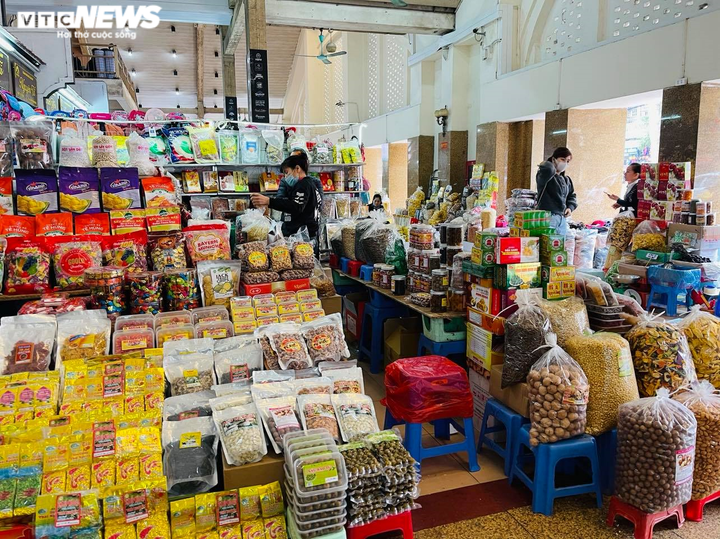 COVID-19 bùng phát ở Hà Nội: Hàng Tết bày đầy đường, khách vẫn thờ ơ - 1