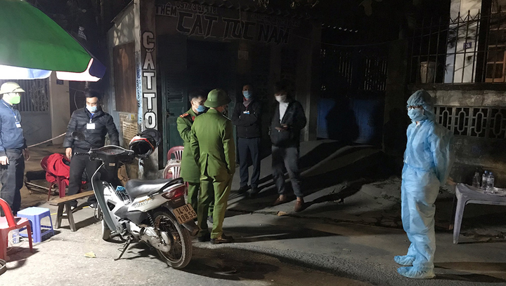 Ảnh: Quảng Ninh thông đêm lập chốt kiểm soát, xét nghiệm COVID-19 - 1