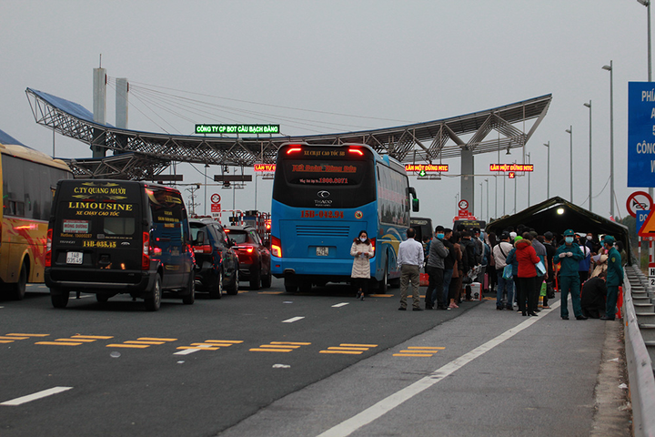 Ảnh: Quảng Ninh thông đêm lập chốt kiểm soát, xét nghiệm COVID-19 - 15