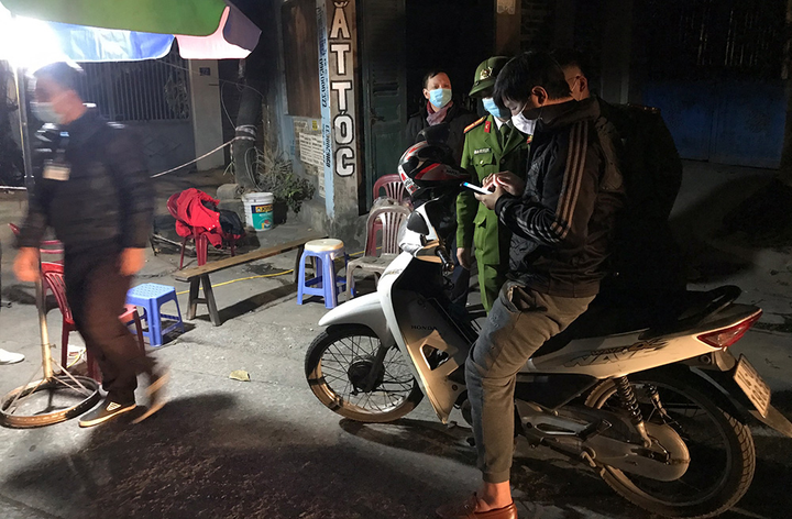 Ảnh: Quảng Ninh thông đêm lập chốt kiểm soát, xét nghiệm COVID-19 - 2