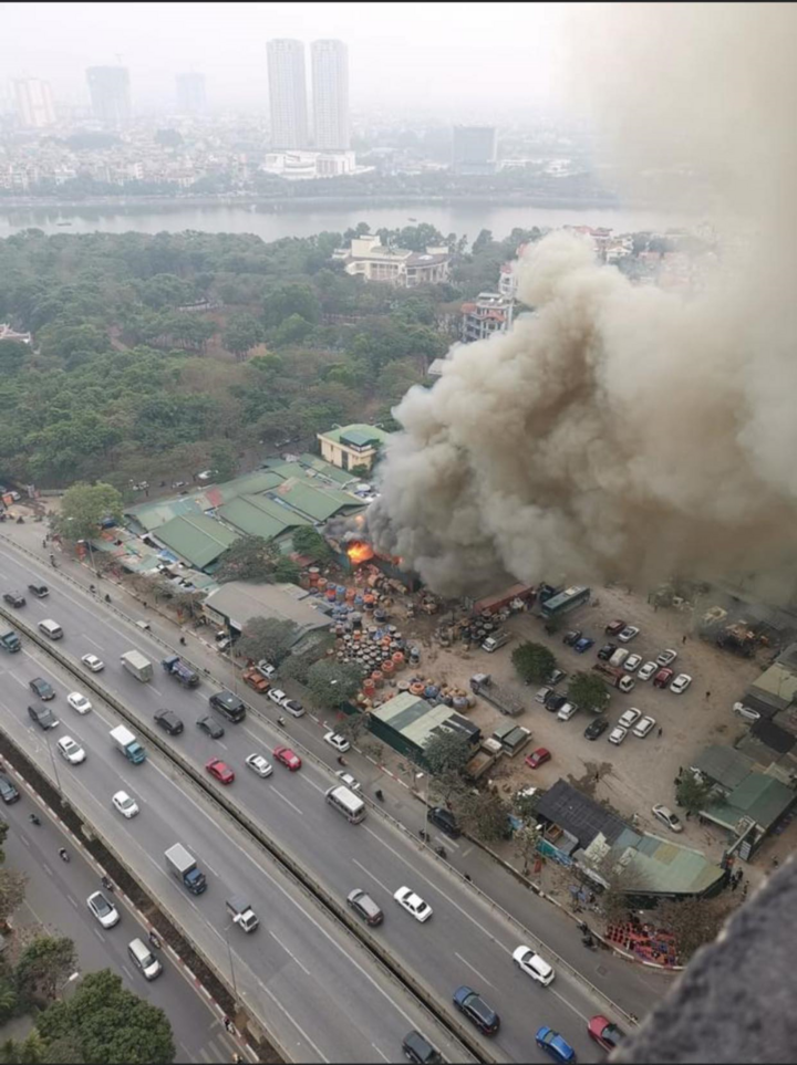 Ảnh: Vụ cháy ở bán đảo Linh Đàm nhìn từ trên cao - 1