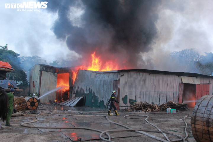Cháy lớn tại nhà kho khu chợ ở Linh Đàm, Hà Nội - 1