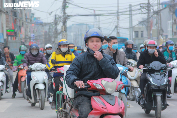 Người Hà Nội vô tư tập trung đông người, không đeo khẩu trang phòng COVID-19 - 4