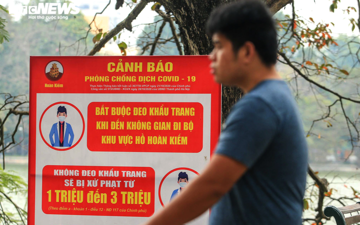 Người Hà Nội vô tư tập trung đông người, không đeo khẩu trang phòng COVID-19 - 1