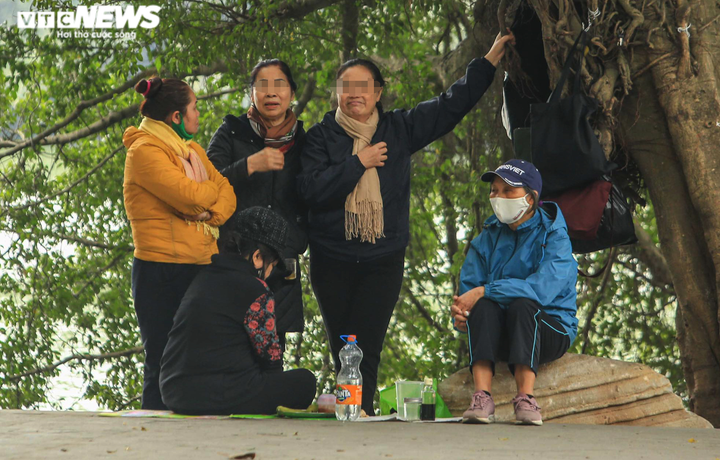 Người Hà Nội vô tư tập trung đông người, không đeo khẩu trang phòng COVID-19 - 6